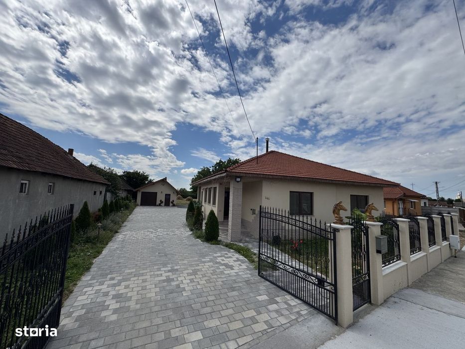 Casa cu 3 dormitoare, Living , Bucatarie, Dining, Caraseu, 15 Km de Sa