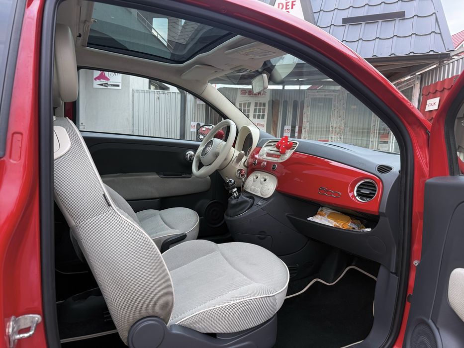 FIAT 500 roșu, ideal pentru oraș, economic și stilish
