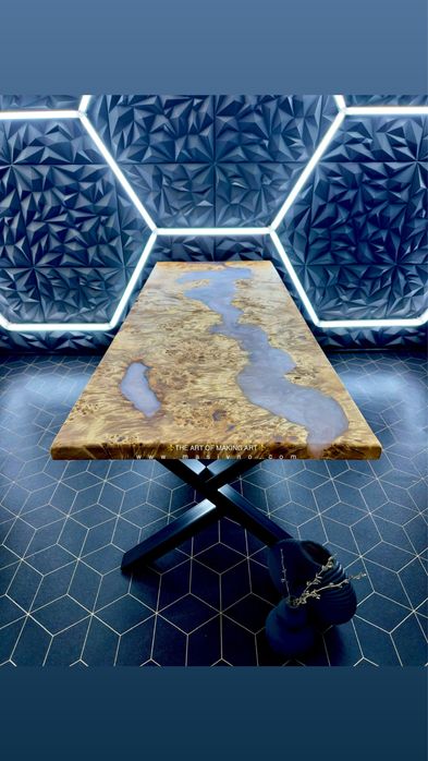 Кръгла Маса от естествено дърво и епоксидна смола.