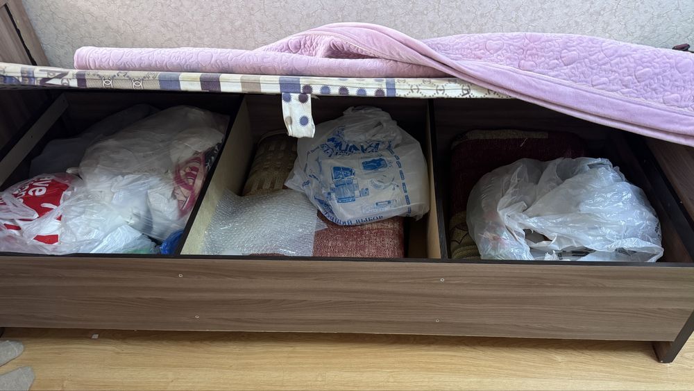 Кровать без матраса.