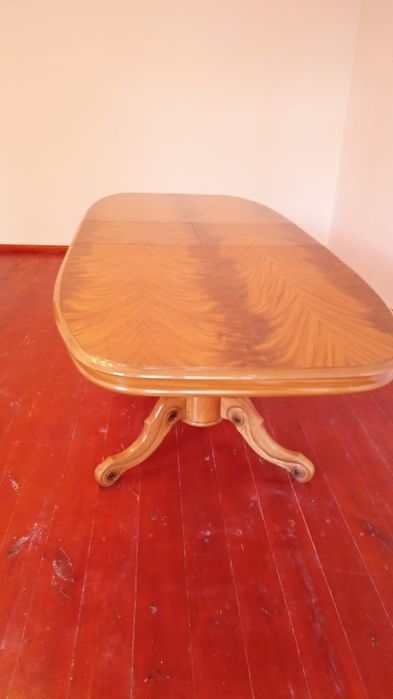 Продается стол раздвижной со стульями