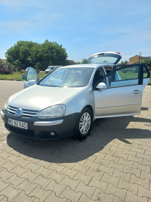 Vând golf 5 cu motor defect