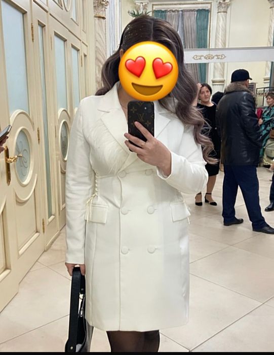 абайка және ақ түсті көйлек