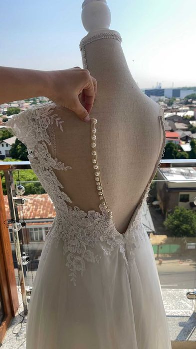 Rochie de mireasă+ gratuit 4 rochii pentru domnisoare de onoare