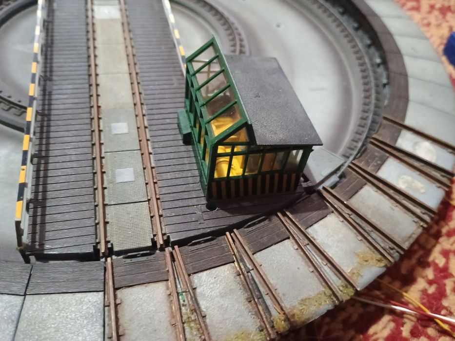 Placă turnată motorizată Fleischmann, remiză machetă trenuleț electric locomotive vagoane șine HO