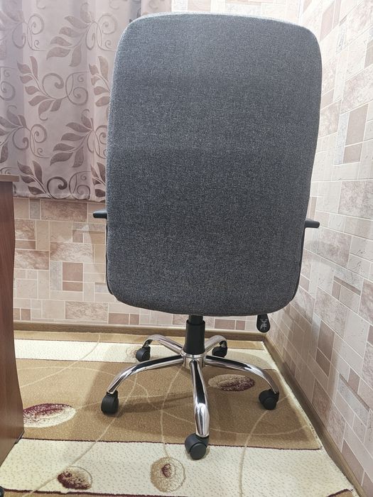 Кресло офисное, прочное.