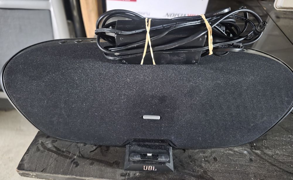 Boxa JBL, cu atașare telefon Iphone.