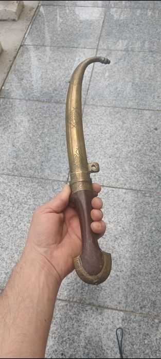 Cuțit vechi cu mâner din lemn