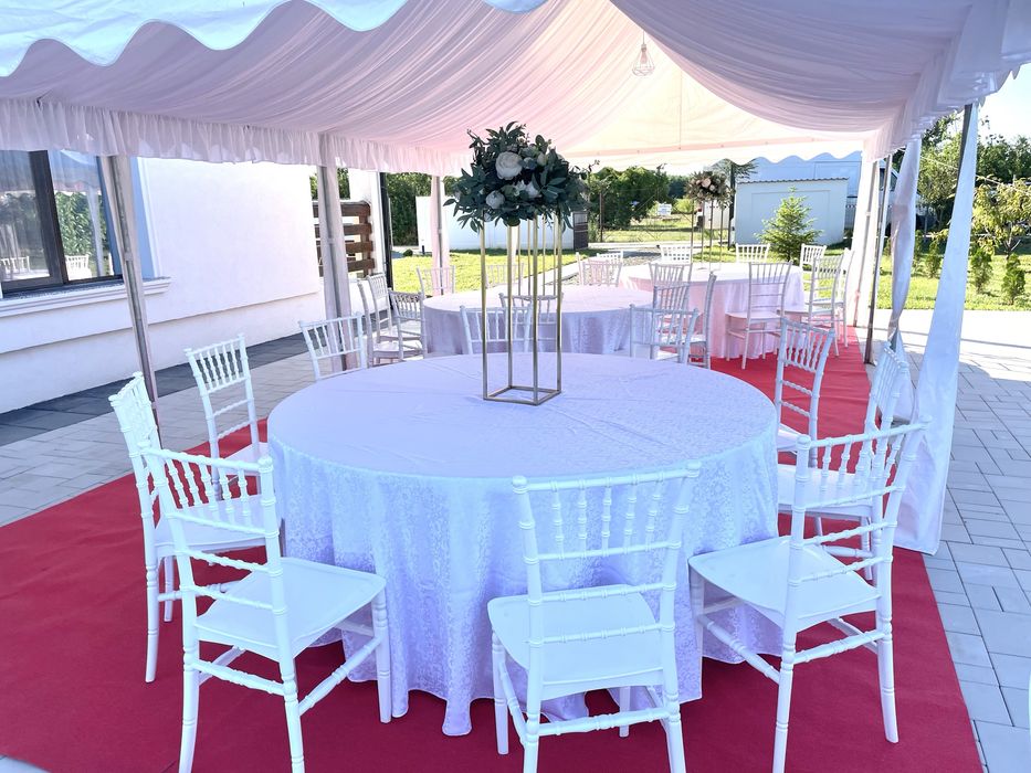 Cort, mese, scaune,vitrine, dozator de bere si aranjamente florale