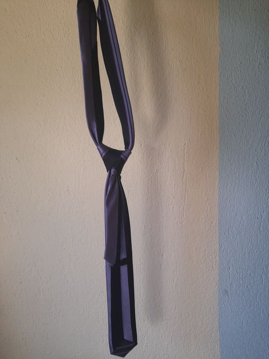 Черно и лилава вратовръзка.