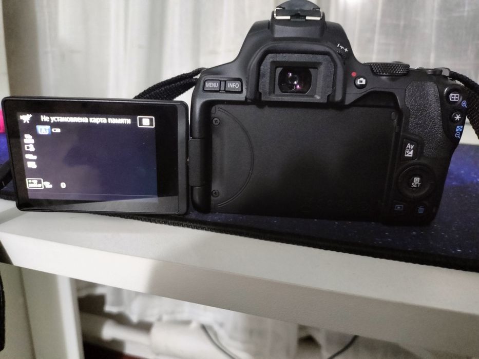 Продам фотоаппарат Canon EOS 250D