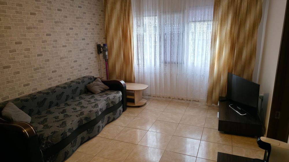 Închiriez apartament pe sezon  !