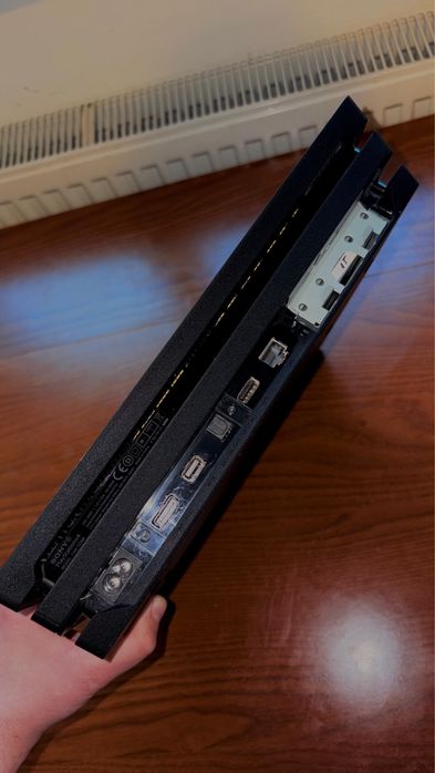 Playstation 4 PRO 1tb - 2 controllers