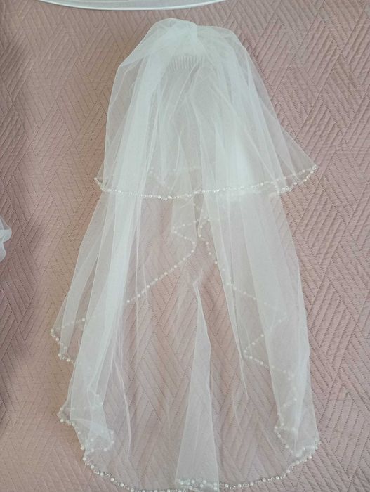 Rochie mireasă A-line cu dantelă albă fină peste satin roz pudră