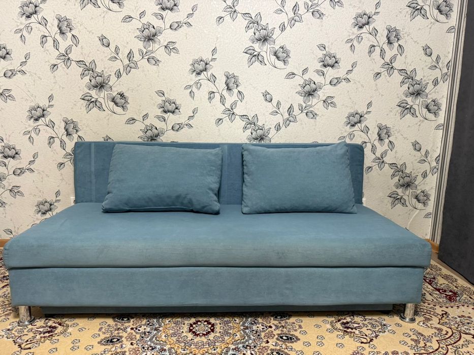 Продам диван голубого цвета