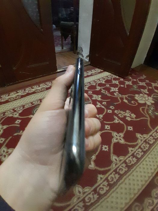 Iphone 11 pro narxi 220 dollr 64 tali rangi qora