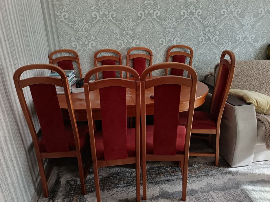 Стол с 8 стульями