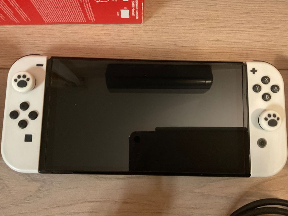 Nintendo Switch OLED + 4 игри + аксесоари | Отлично състояние