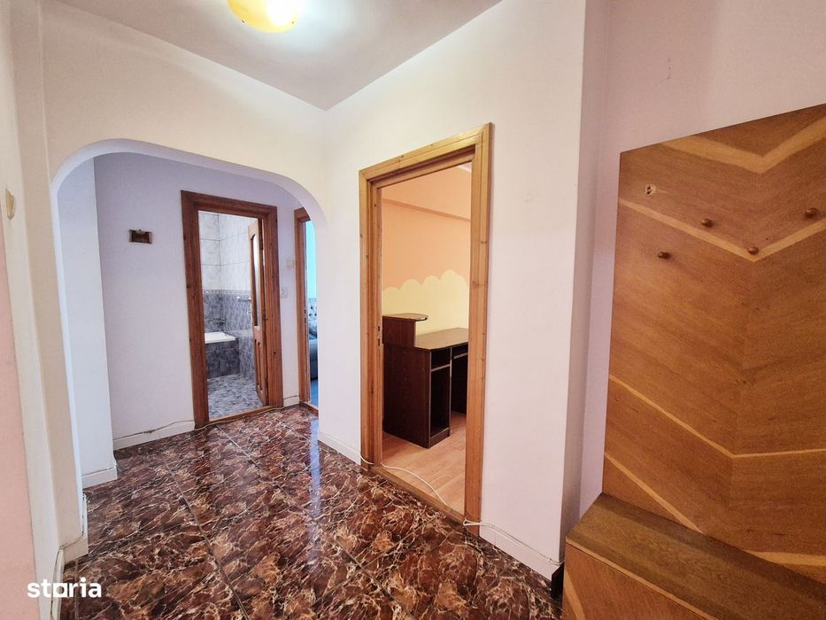 Apartament cu 3 camere, etaj 1, decomandat, zona 1 Mai