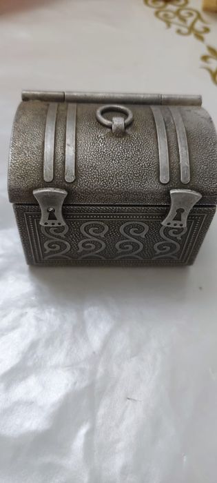 Продам миниатюрный сувенир сундук
