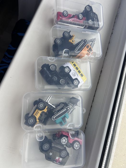 Продам игрушки машинки в боксе 2 шт.