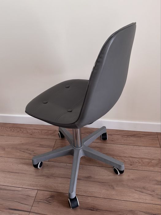 Компьютерный стул на колесиках