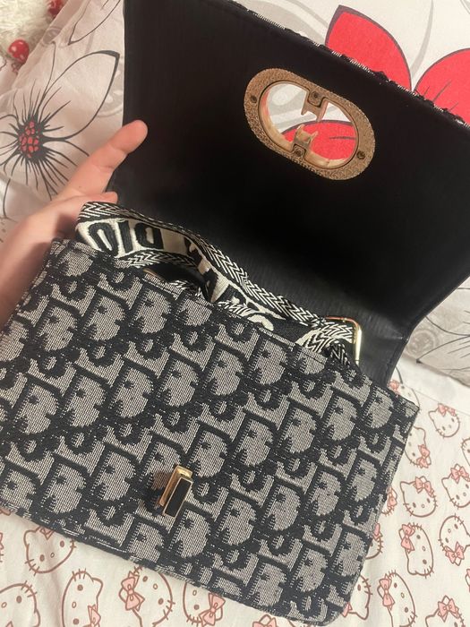 Продавам мини чанта