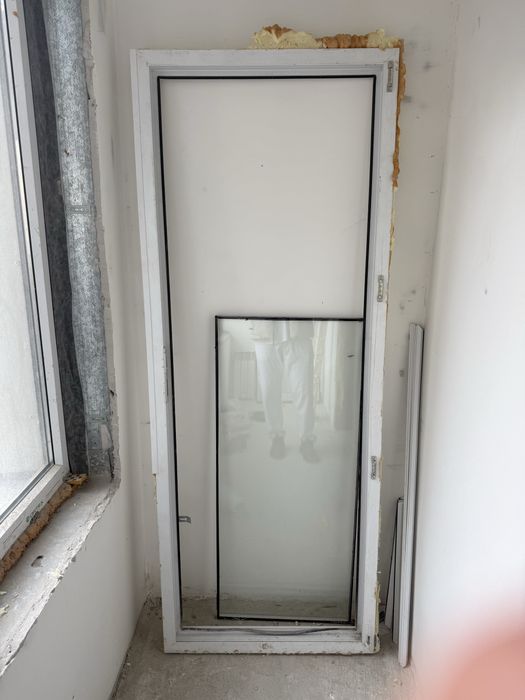 Продается пластиковая дверь и окно