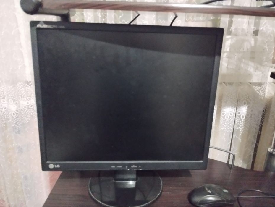 Компьютер с компьютерным столом