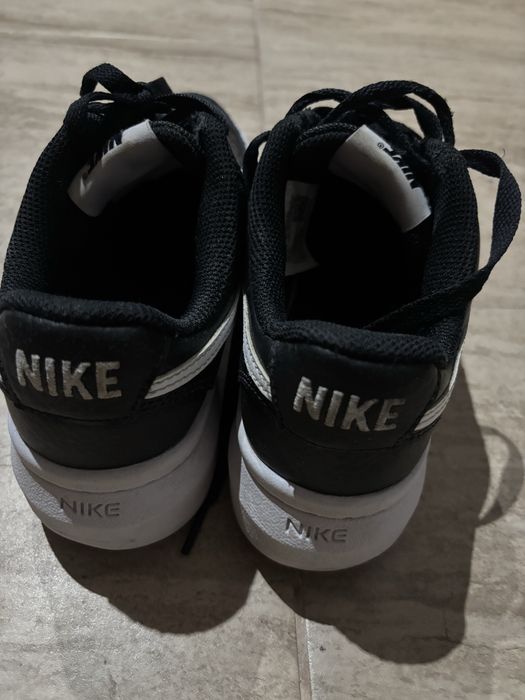 Обувки на Nike.