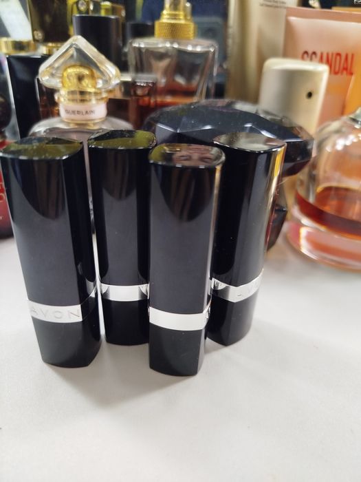 Четири броя нови червила на Avon