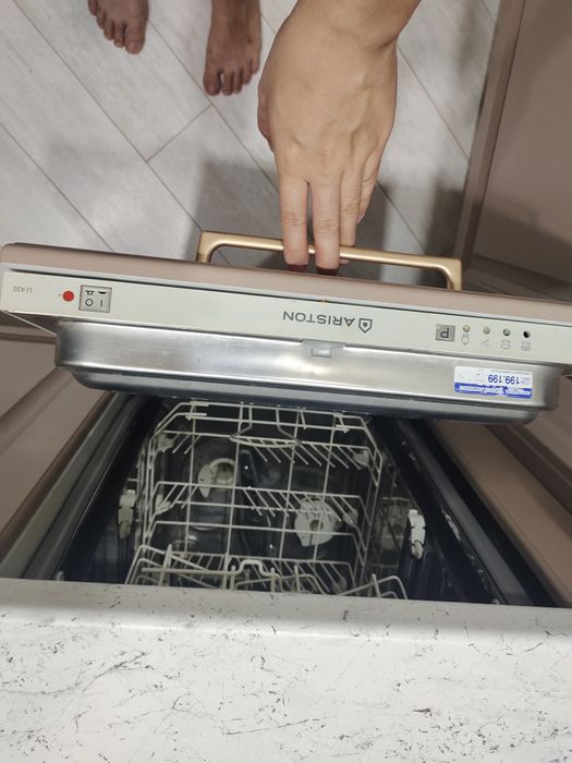 Продам посудомоечную машину Ariston