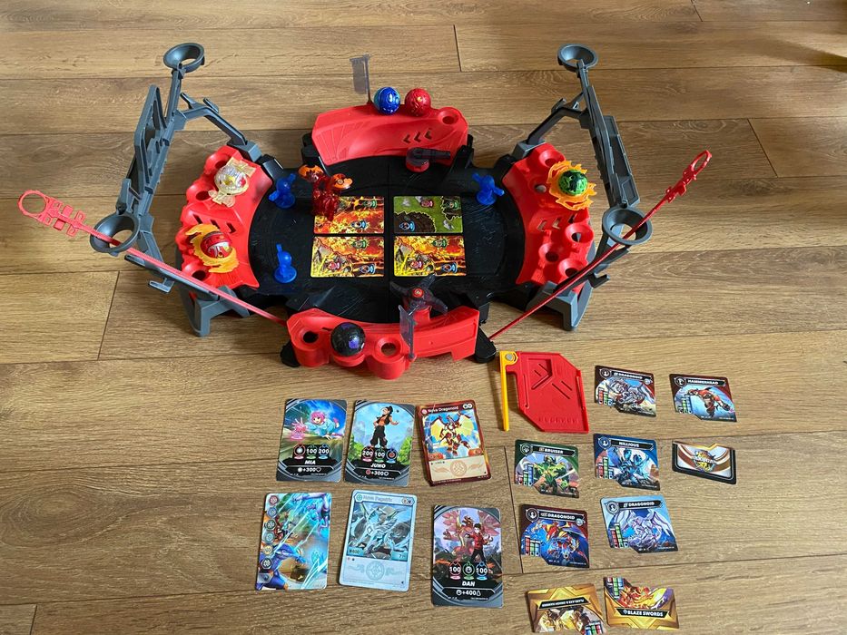 Bakugan арена + 7 топчета