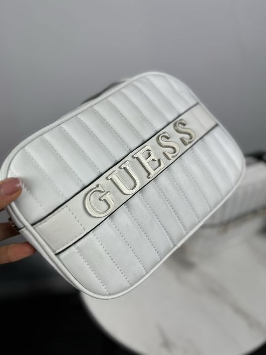 Guess дамска чанта през рамо / crossbody – бяла и бежова, нов модел