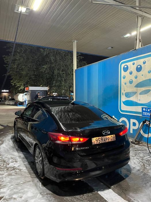 Hyundai Elantra 2017.