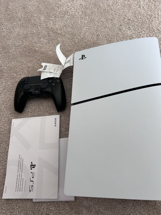 Play station 5 slim с два джойстика и гаранция още една година