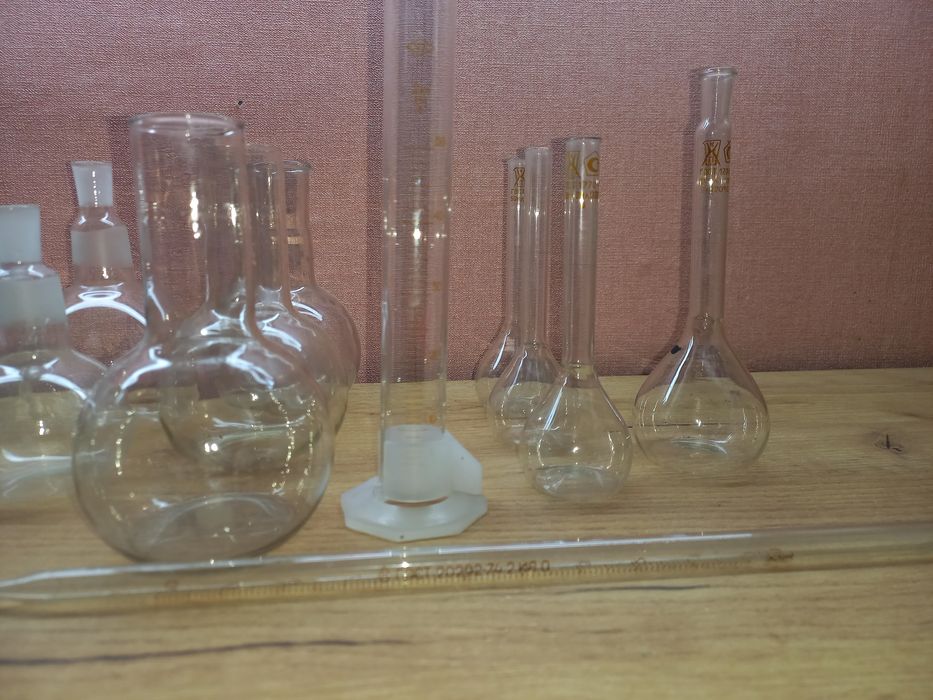 Колбы ,мерные стаканы