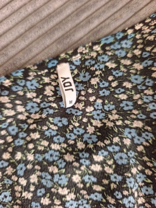 Роклята е дълга размер м