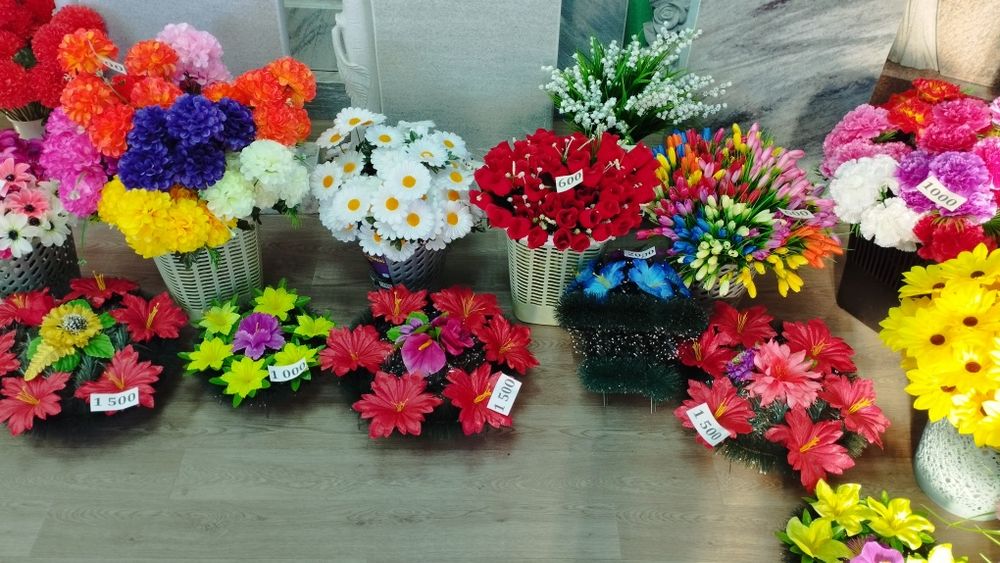 Искусственные цветы, венки