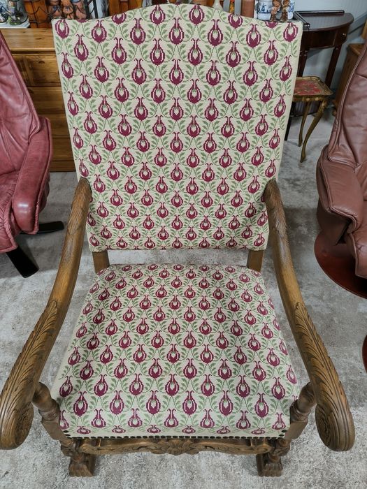 Дъбово кресло с дърворезба и гобленова дамаска