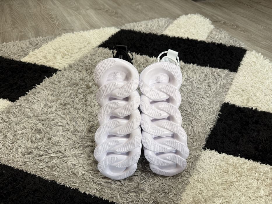 Versace chain reaction