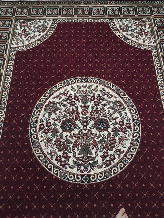 Gilam srochna sotiladi narxi 800 000 som kelishamz ideal  3.5ga5.5