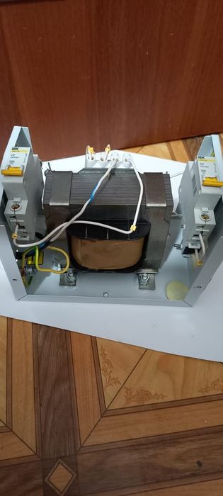 Продам Трансформатор Понижающий с 220 V на 36 вольт выход.