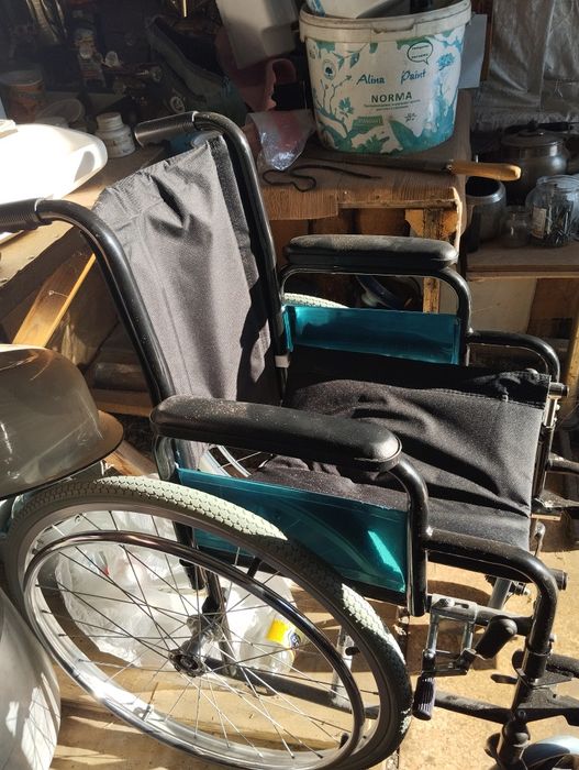 Инвалидное кресло и биотуалет