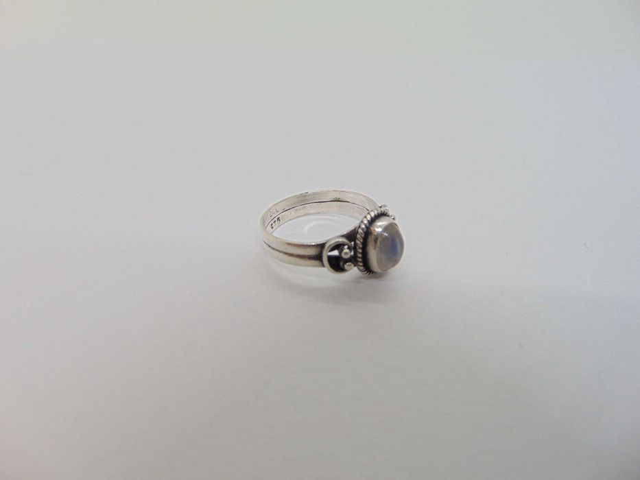 Inel din argint cu piatra lunii