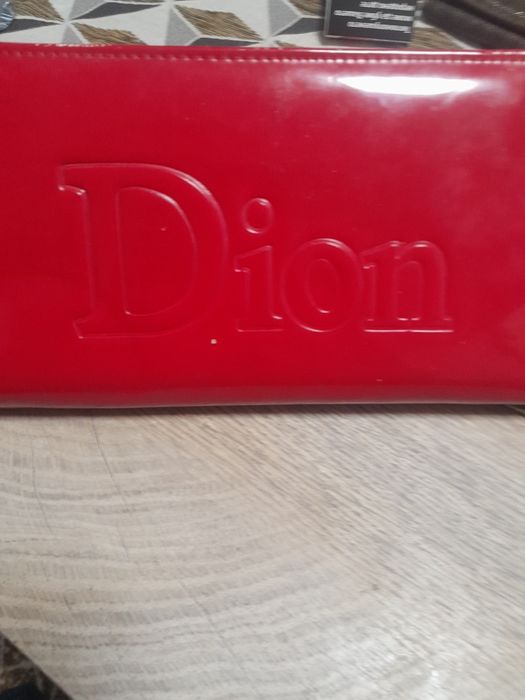 Продавам  две портмонета оригинални