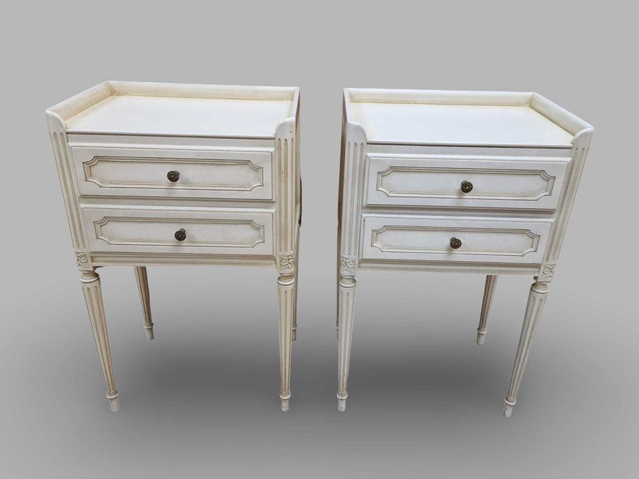 Два броя елегантни винтидж нощни шкафчета масив