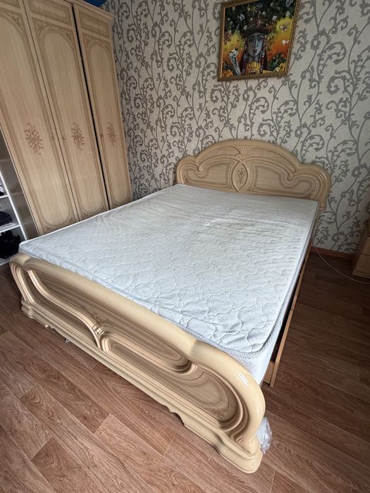 Продам двухспальнюю кровать с матрасом