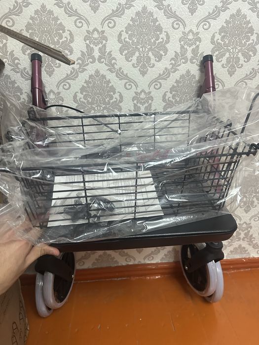 Продаю ходунки на колесах