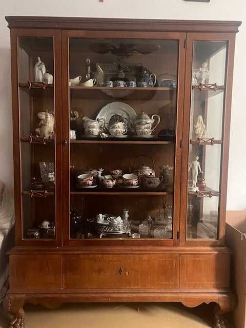 Mobilă veche din lemn de nuc din Perioada interbelică